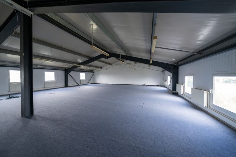 Open space la etaj, cu ferestre pe toată lungimea