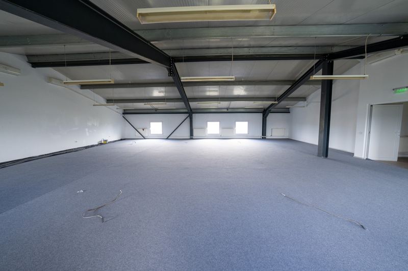Open space la etaj, spațiu larg sub structura de rezistență