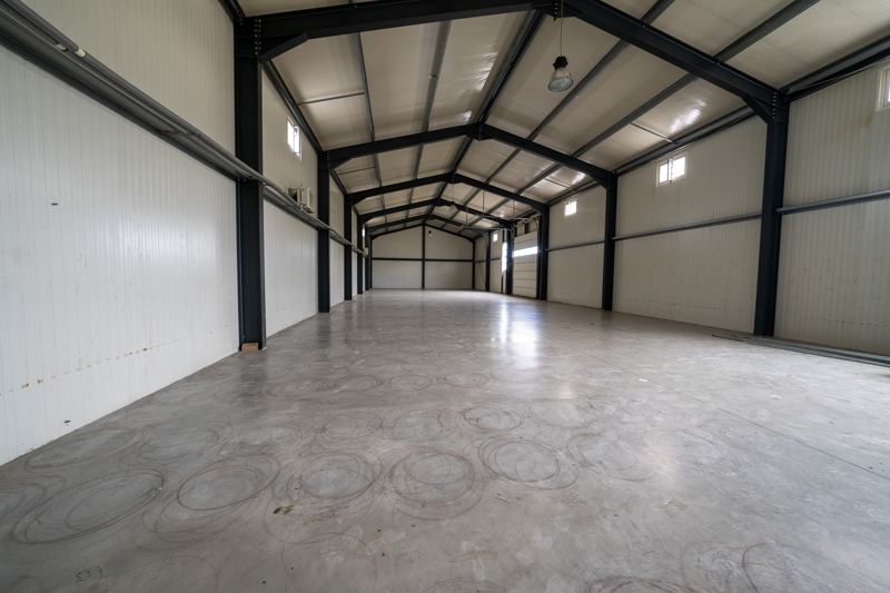 Depozitul de 518 mp, spațiu deschis cu structură metalică și pardoseală industrială