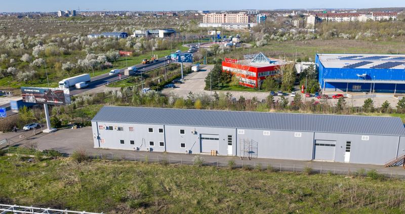 Hala P+1E cu birouri și depozit, singură în curte, cu parcare și platformă betonată